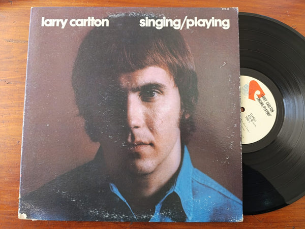Larry Carlton – Singing / Playing (USA VG+) Gatefold